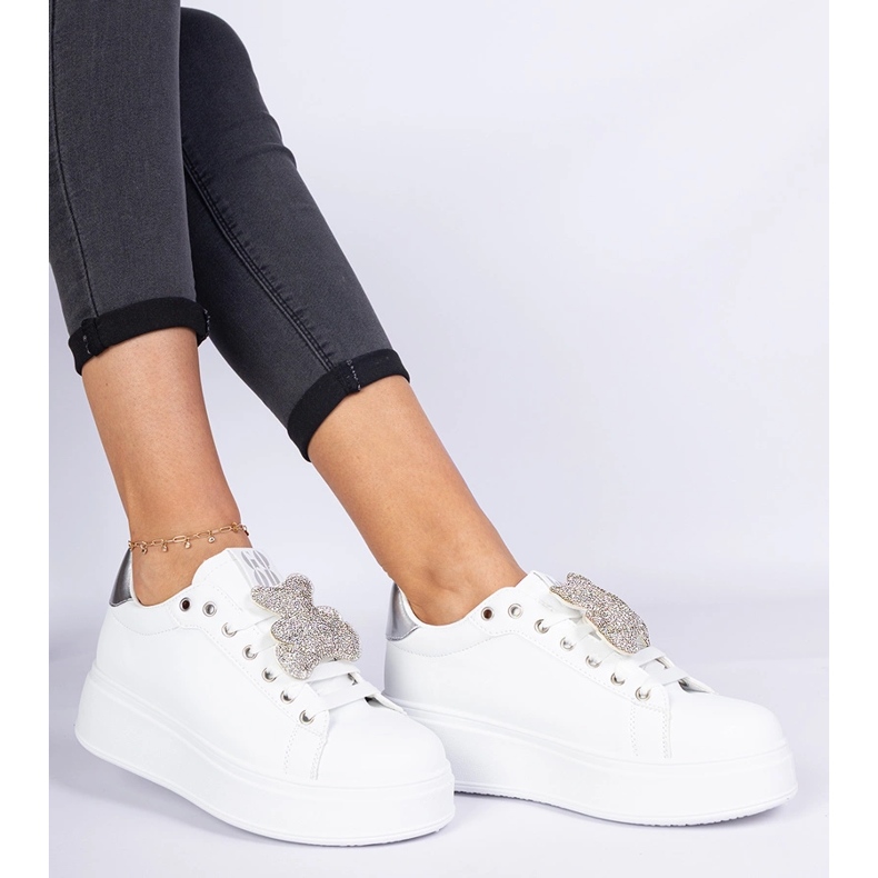 Tênis femininos brancos e prateados decorados com ursinho de pelúcia 1