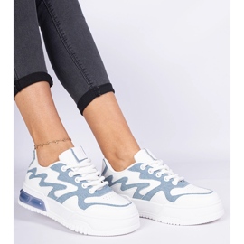Tênis de mulheres azuis com um acessório jeans branco 1