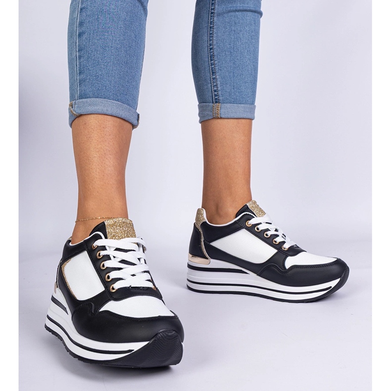 Tênis pretos decorados com glitter e uma inserção de metal 1