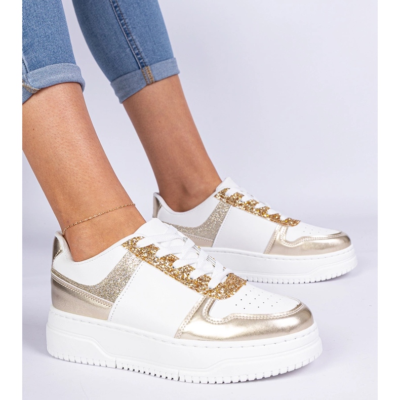 Tênis femininos dourados em uma sola grossa decorada com glitter 2