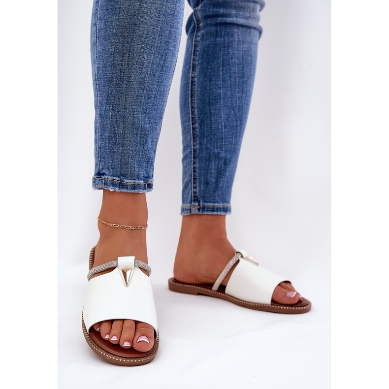 Chinelos de couro liso de couro ECO com uma alça decorativa branca branco 2