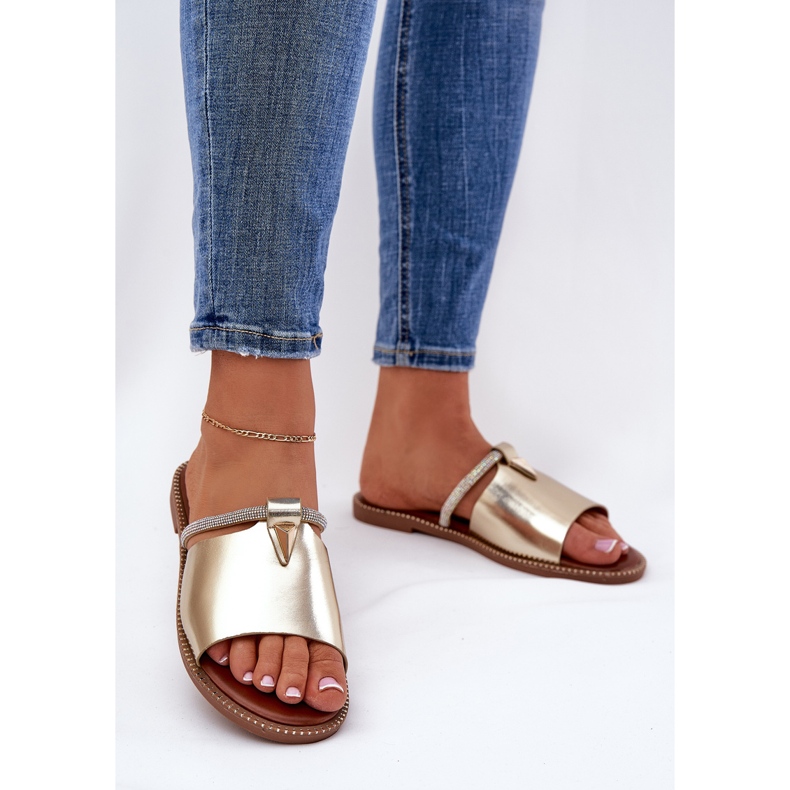 Salto alto de couro eco com uma alça de ouro decorativa dourado 2