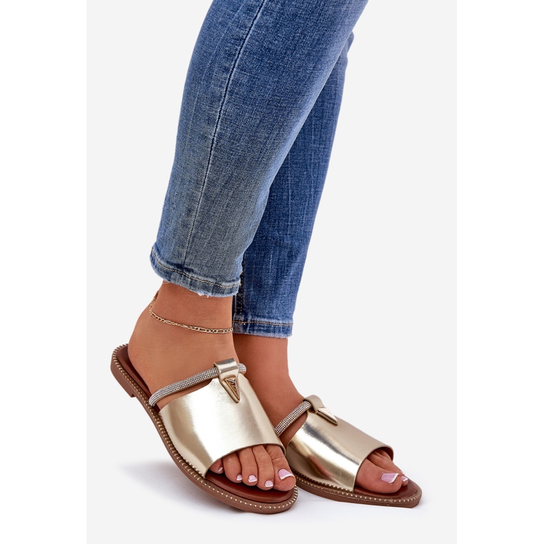 Salto alto de couro eco com uma alça de ouro decorativa dourado 1