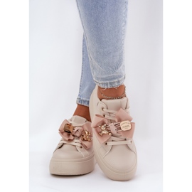Tênis femininos com um arco e um broche com um ursinho bege de pelúcia 2