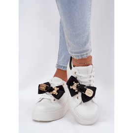 Tênis femininos com um arco e um broche com um ursinho branco e branco 2