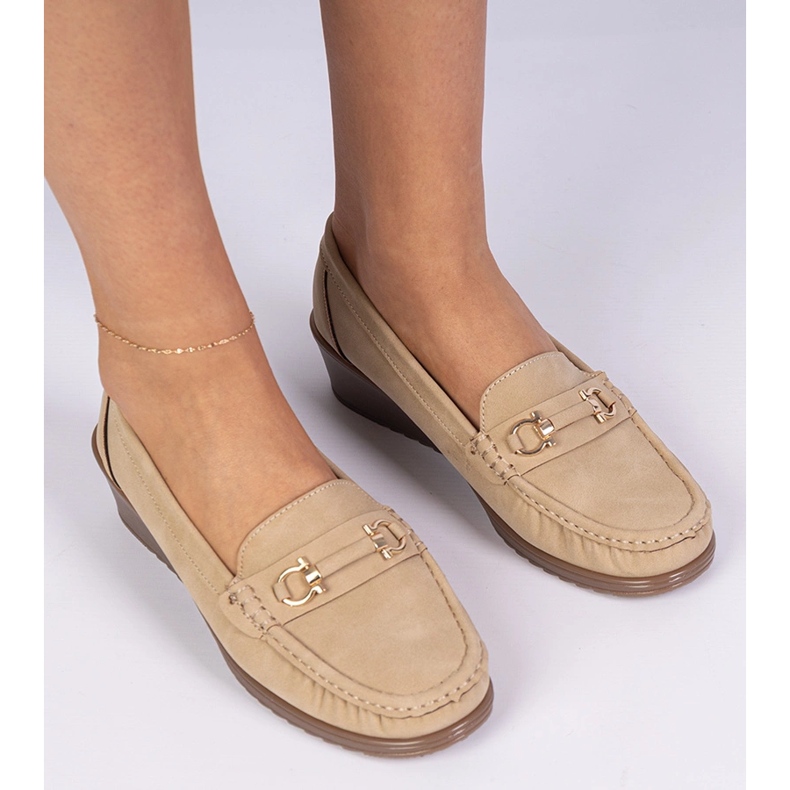 Mocassins femininos em uma cunha com acabamento fosco bege 1 Mocassins femininos em uma cunha com acabamento fosco bege 1