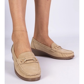 Mocassins femininos em uma cunha com acabamento fosco bege 2