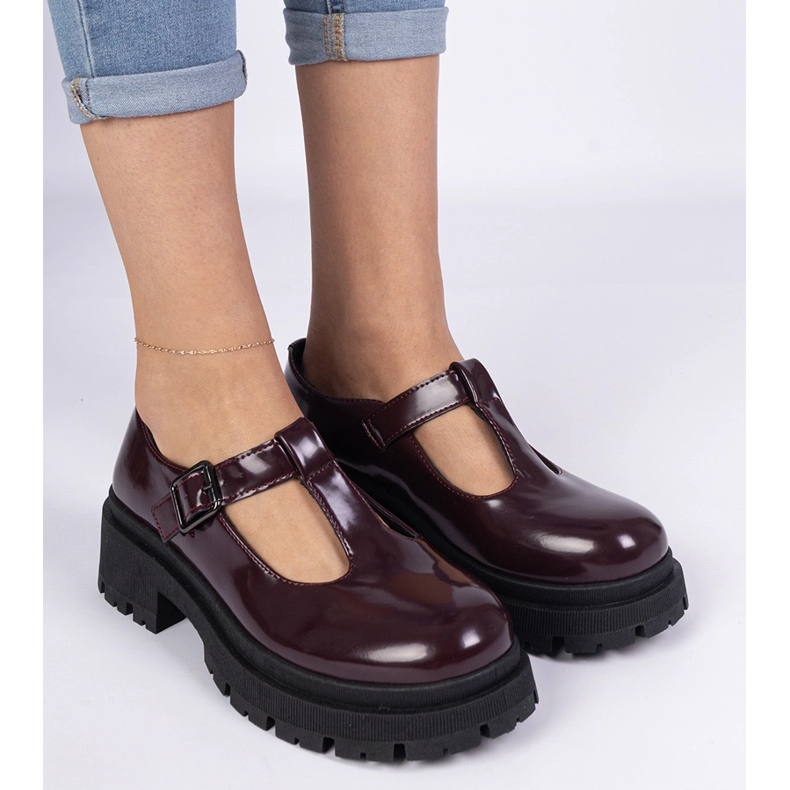 Sapatos da Borgonha em uma plataforma Eco -Leather vermelho 2