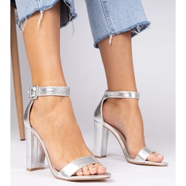 Sandálias metálicas de prata no poste presas no tornozelo 1