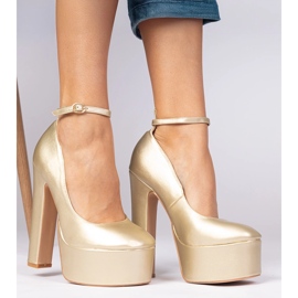 Bombas metálicas de ouro em um post alto dourado 2