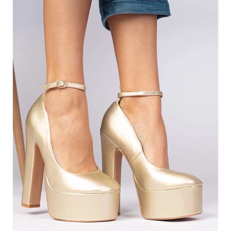 Bombas metálicas de ouro em um post alto dourado 2