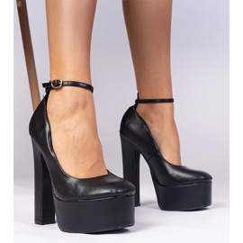 Bombas pretas em um poste alto preto 1