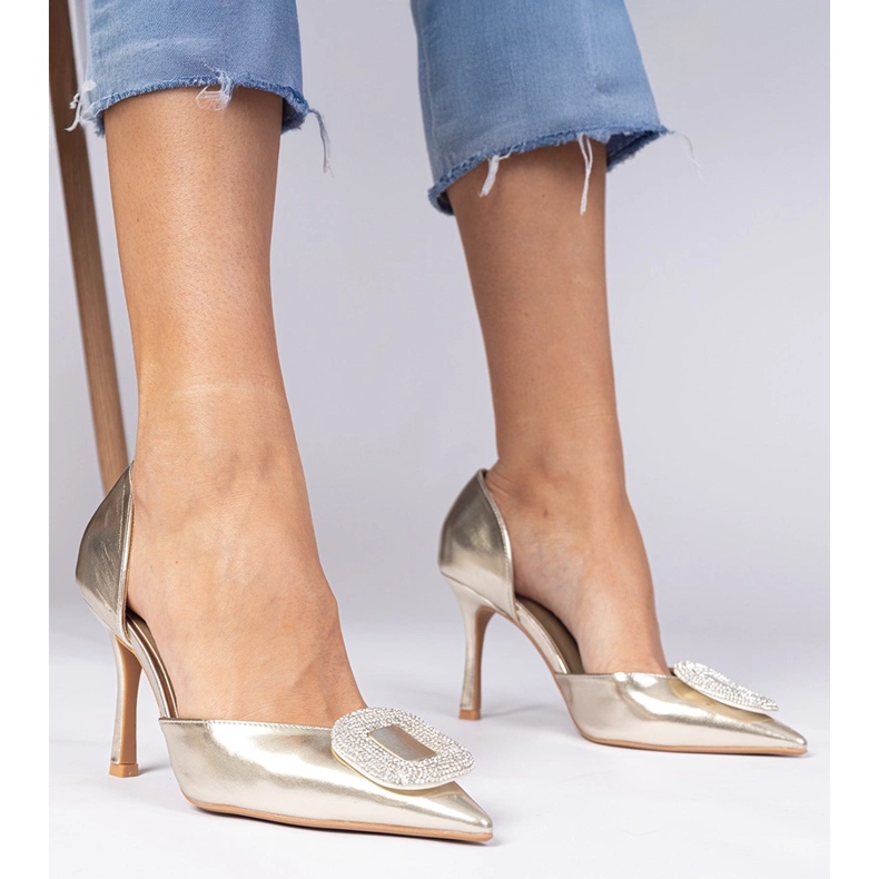 Saltos altos dourados metálicos decorados com zircões 1