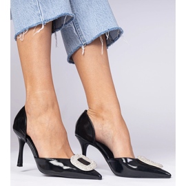 Salto alto preto decorado com zircões 1