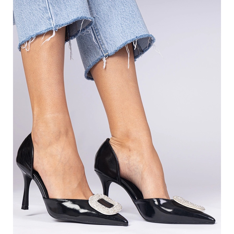 Salto alto preto decorado com zircões 1