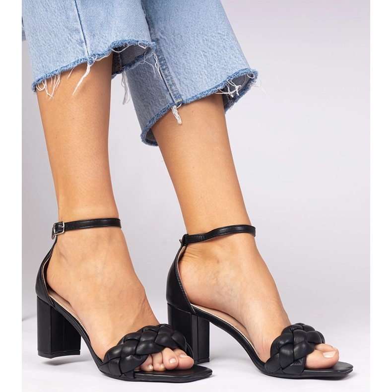 Sandálias pretas no post cobertas preto 1