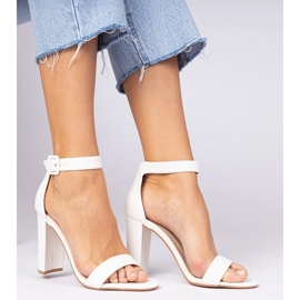 Sandálias brancas no poste presas no tornozelo branco 1