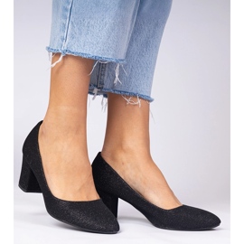 Bombas das mulheres negras com acabamento material preto 2