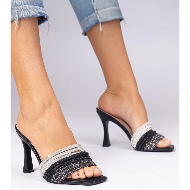 Saltos elegantes negros decorados com zircões preto 2