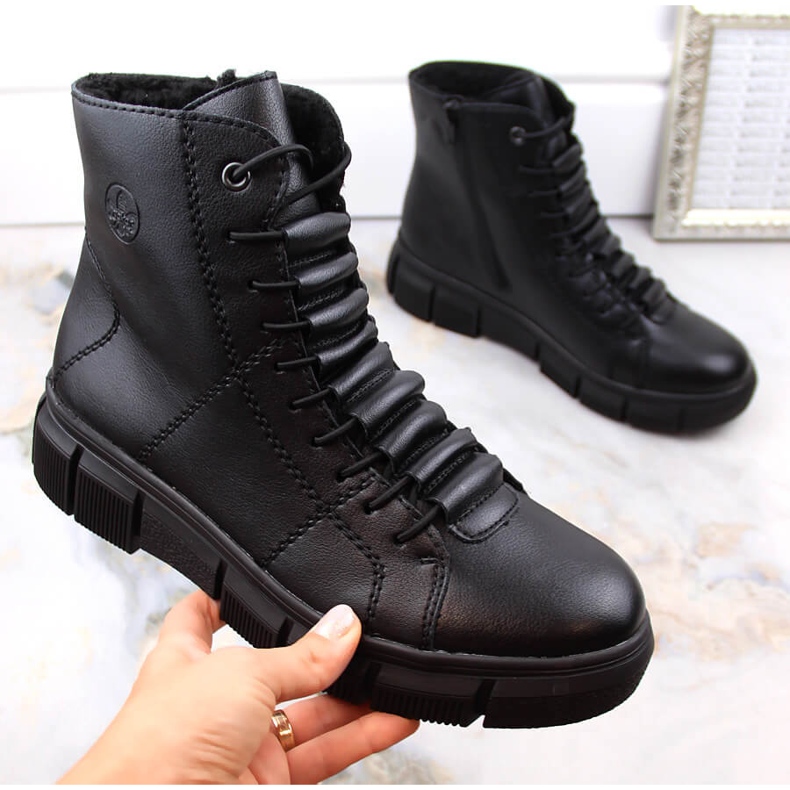 Botas femininas confortáveis com plataforma preta isolada Rieker X3428-00 preto 1 Botas femininas confortáveis com plataforma preta isolada Rieker X3428-00 preto 1