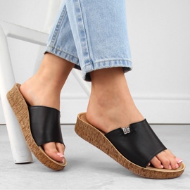 Chinelos femininos confortáveis ​​de couro, pretos Helios 130.011 1