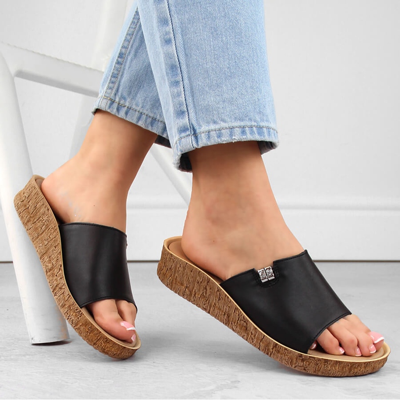 Chinelos femininos confortáveis ​​de couro, pretos Helios 130.011 1