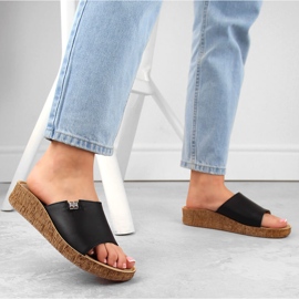 Chinelos femininos confortáveis ​​de couro, pretos Helios 130.011 2