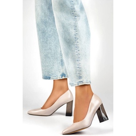 Sapatos femininos pontiagudos com salto alto decorativo, bege GD-FL486A-L.BE 2 Sapatos femininos pontiagudos com salto alto decorativo, bege GD-FL486A-L.BE 2