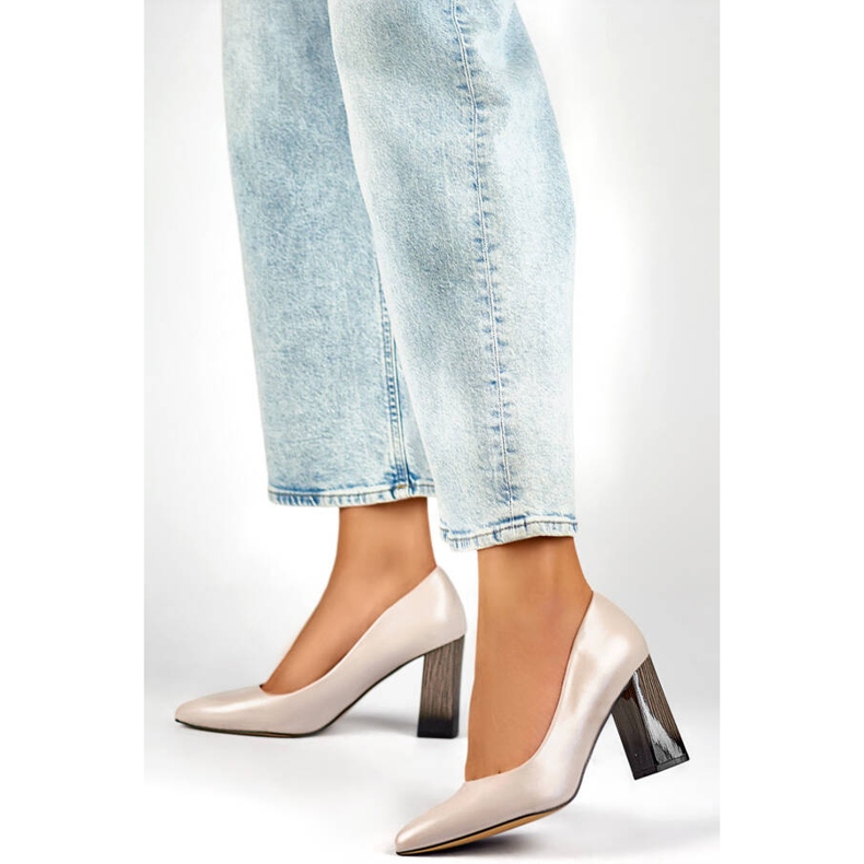 Sapatos femininos pontiagudos com salto alto decorativo, bege GD-FL486A-L.BE 2 Sapatos femininos pontiagudos com salto alto decorativo, bege GD-FL486A-L.BE 2