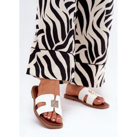 Chinelos planos com recortes e uma decoração branca branco 2 Chinelos planos com recortes e uma decoração branca branco 2