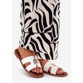 Chinelos planos com recortes e uma decoração branca branco 1 Chinelos planos com recortes e uma decoração branca branco 1