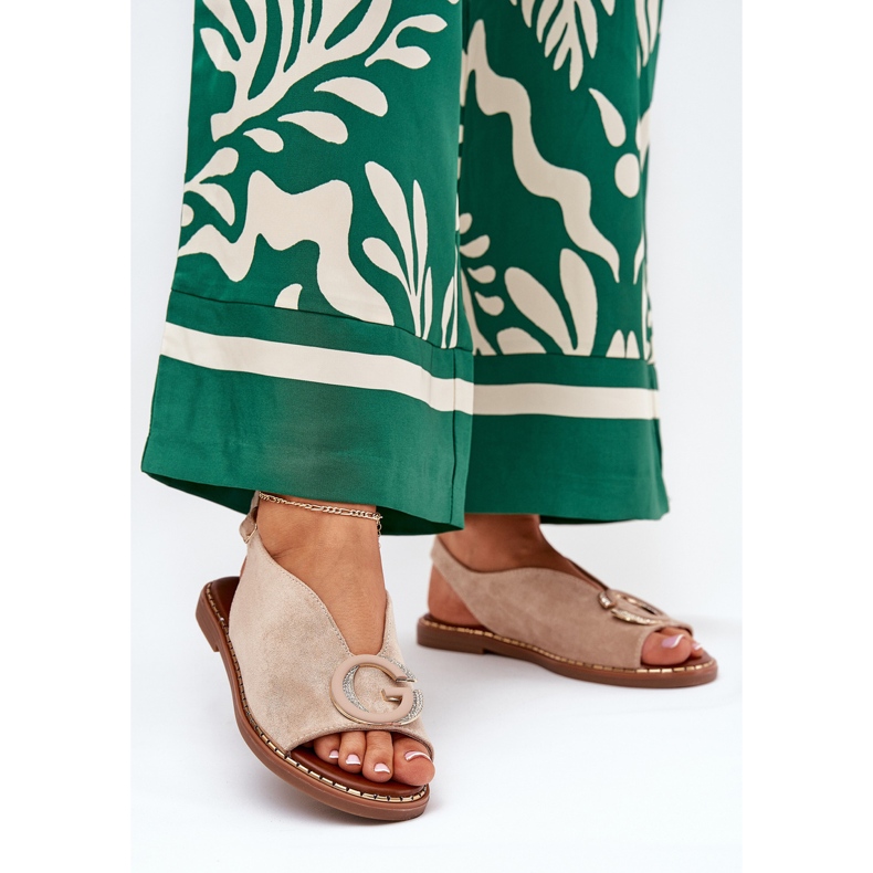 Sandálias femininas planas com uma decoração bege 2 Sandálias femininas planas com uma decoração bege 2