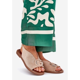 Sandálias femininas planas com uma decoração bege 1 Sandálias femininas planas com uma decoração bege 1