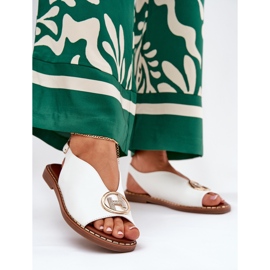 Sandálias planas elegantes com uma decoração branca branco 2