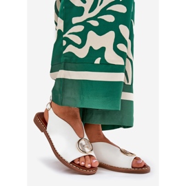 Sandálias planas elegantes com uma decoração branca branco 1