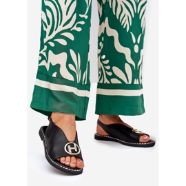 Sandálias planas elegantes com uma decoração negra preto 1