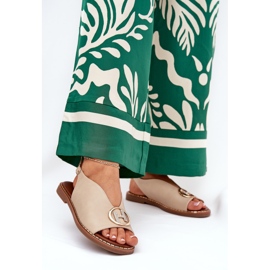 Sandálias planas elegantes com uma decoração bege 2 Sandálias planas elegantes com uma decoração bege 2