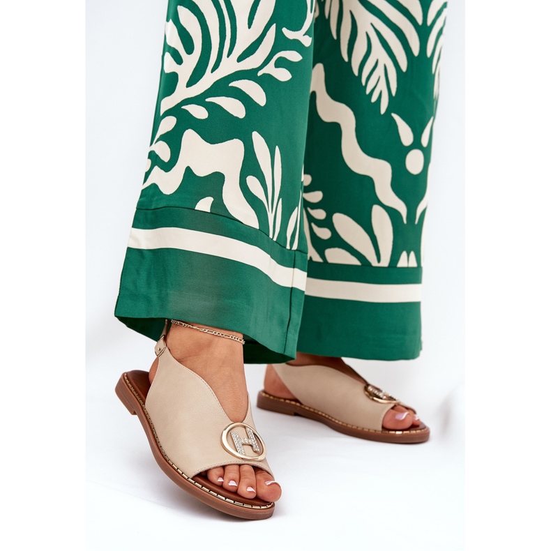 Sandálias planas elegantes com uma decoração bege 2 Sandálias planas elegantes com uma decoração bege 2