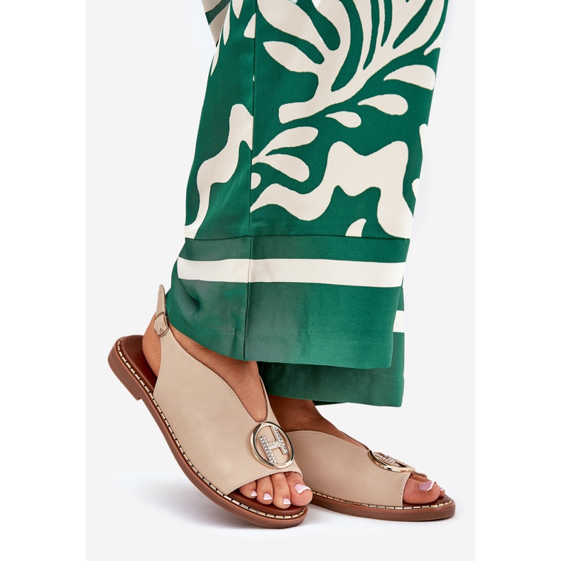 Sandálias planas elegantes com uma decoração bege 1 Sandálias planas elegantes com uma decoração bege 1