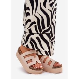 Chinelos em uma enorme plataforma bege 1