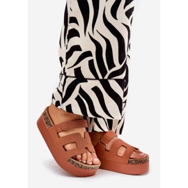 Chinelos na enorme plataforma de camelo castanho 1 Chinelos na enorme plataforma de camelo castanho 1