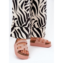 Chinelos em uma enorme plataforma rosa 2 Chinelos em uma enorme plataforma rosa 2