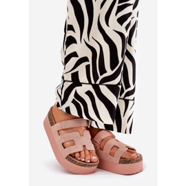 Chinelos em uma enorme plataforma rosa 1 Chinelos em uma enorme plataforma rosa 1