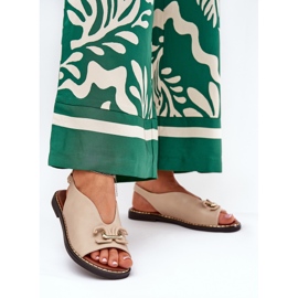 Sandálias de grama plana com um ornamento de bege de couro ecológico 2 Sandálias de grama plana com um ornamento de bege de couro ecológico 2