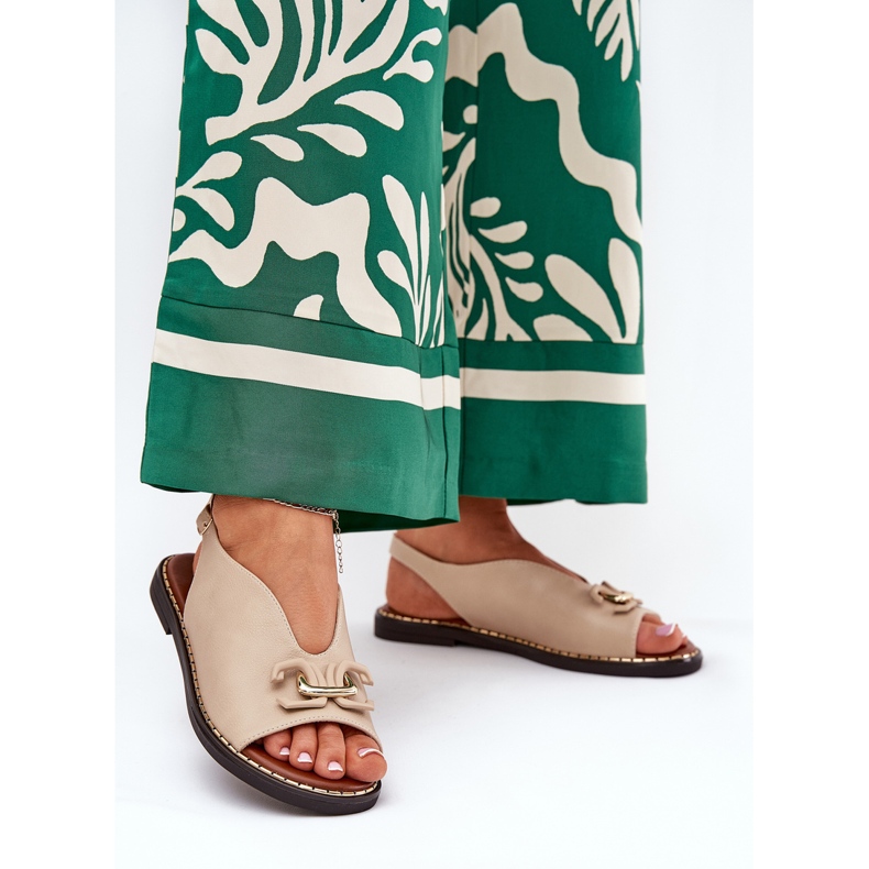 Sandálias de grama plana com um ornamento de bege de couro ecológico 2 Sandálias de grama plana com um ornamento de bege de couro ecológico 2