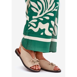 Sandálias de grama plana com um ornamento de bege de couro ecológico 1 Sandálias de grama plana com um ornamento de bege de couro ecológico 1