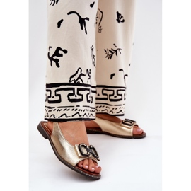 Jezzi Sandálias planas com uma decoração de couro ecológico dourado 2