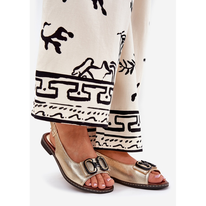 Jezzi Sandálias planas com uma decoração de couro ecológico dourado 1