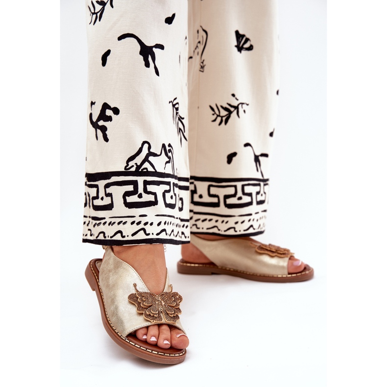 Jezzi Sandálias femininas de grama plana com ornamento dourado 2