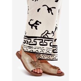 Jezzi Sandálias femininas de grama plana com ornamento dourado 1